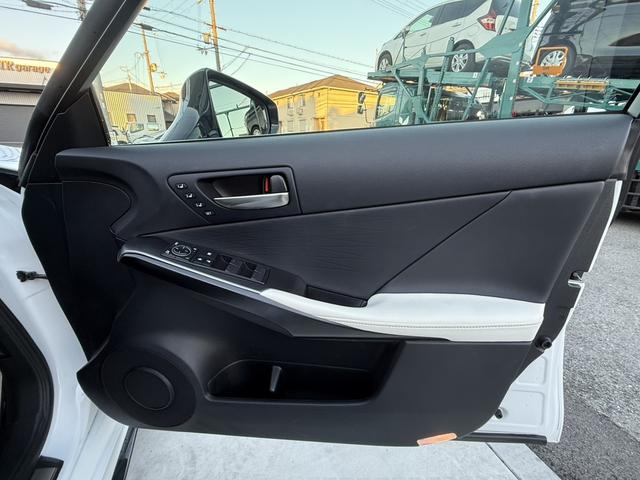 ＩＳ ＩＳ３００ｈ　Ｆスポーツ　ムーンルーフ　革スポーツシートセット　３眼フルＬＥＤヘッドランプ　パノラマビューモニター　オレンジキャリパー　ワンオーナー　禁煙車　ミラー型ドラレコ　ＥＴＣ２．０　ベンチレーション（41枚目）