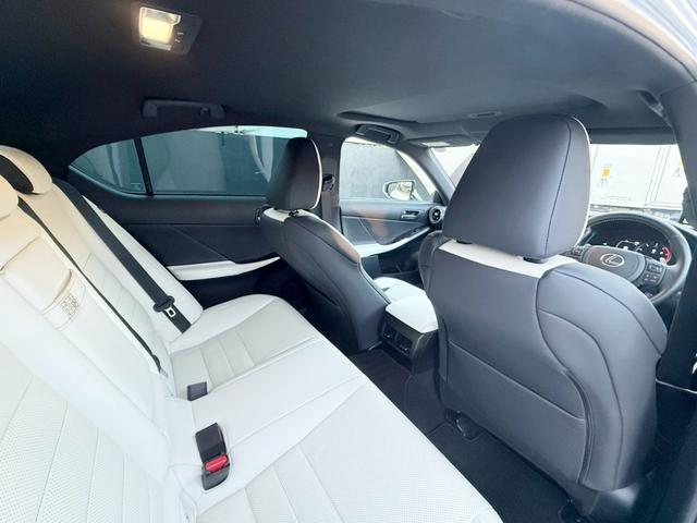 ＩＳ ＩＳ３００ｈ　Ｆスポーツ　ムーンルーフ　革スポーツシートセット　３眼フルＬＥＤヘッドランプ　パノラマビューモニター　オレンジキャリパー　ワンオーナー　禁煙車　ミラー型ドラレコ　ＥＴＣ２．０　ベンチレーション（43枚目）