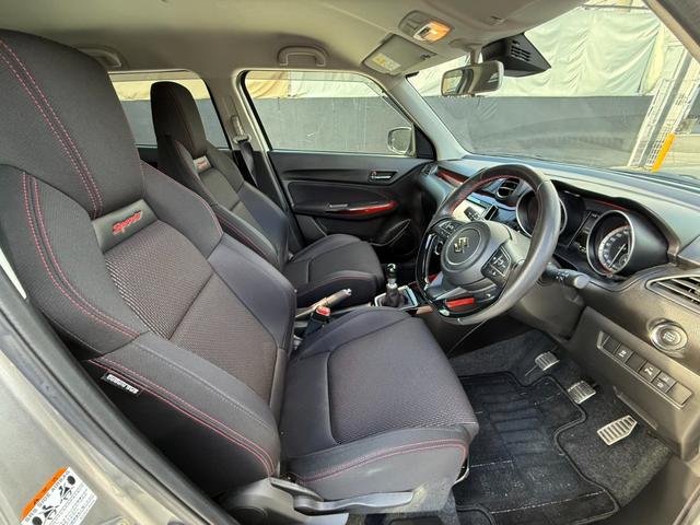 スイフトスポーツ ベースグレード　純正８型ナビＴＶ　全方位モニター　セーフティサポート　ＢＳＭ　運転席シートヒーター　１７ＡＷ　シルバーブレーキキャリパー　ステンレス製ペダル　ＬＥＤランプ　Ｒソナー　革巻きハンドル　パドルシフト　禁煙（29枚目）