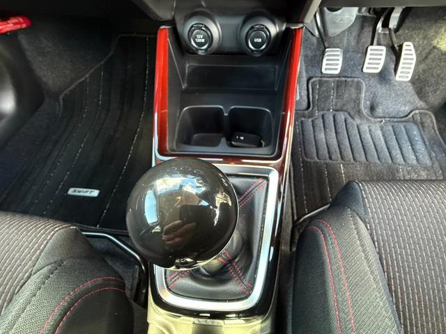 スイフトスポーツ ベースグレード　純正８型ナビＴＶ　全方位モニター　セーフティサポート　ＢＳＭ　運転席シートヒーター　１７ＡＷ　シルバーブレーキキャリパー　ステンレス製ペダル　ＬＥＤランプ　Ｒソナー　革巻きハンドル　パドルシフト　禁煙（44枚目）