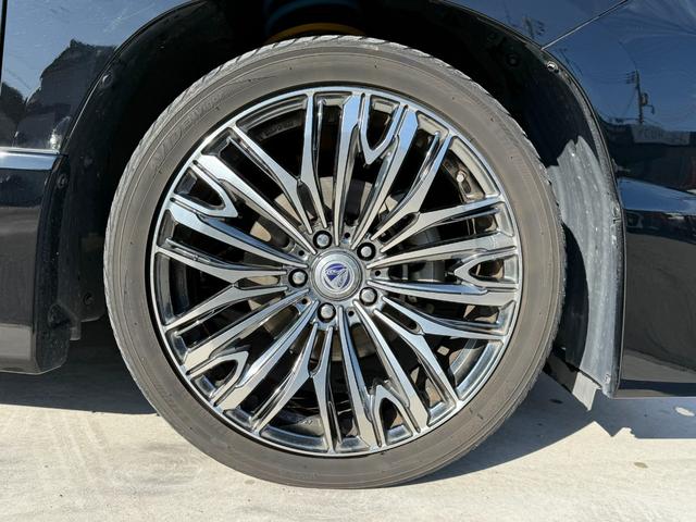 �q�`�x�r�P�X�C���`�A���~�z�C�[���𑕒����Ă���܂��B�S�z�C�[���Ɣ�r���ā@�z�C�[���̍d�x���������ߑ��s����萫�ɗD��@�X�ɑ��s���̃z�C�[���̂䂪�݂����Ȃ��ׁ@�R��\�����サ�܂�