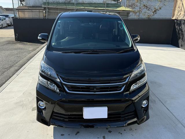 �u�I�[�g���C�g�V�X�e���v���ڎԂł��B���C�g�X�C�b�`���I�[�g�ɍ��킹�Ă������Ƃɂ��A�Ɠx�Z���T�[���Ɠx�����o���A�����Ń��C�g�̓_�����s�����u�ł��B�g���l���̒ʉߓ��ɂ���ϕ֗��ł���