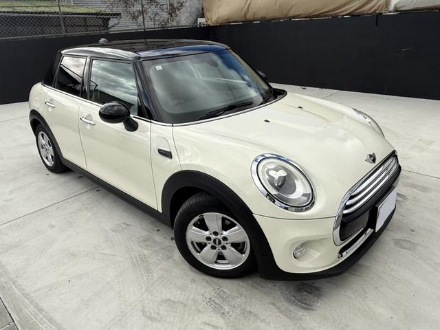 ＭＩＮＩ クーパーＤ　純正ナビ　Ｂカメラ　ペッパーパッケージ　ＥＴＣ　ＬＥＤランプ　ＬＥＤフォグ　１５ＡＷ　ワンオーナー車　禁煙車　アイドリングストップ　スモークガラス　ブラックルーフ　ブラックドアミラー（2枚目）