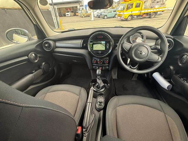 ＭＩＮＩ クーパーＤ　純正ナビ　Ｂカメラ　ペッパーパッケージ　ＥＴＣ　ＬＥＤランプ　ＬＥＤフォグ　１５ＡＷ　ワンオーナー車　禁煙車　アイドリングストップ　スモークガラス　ブラックルーフ　ブラックドアミラー（3枚目）