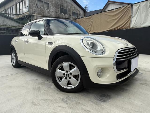 ＭＩＮＩ クーパーＤ　純正ナビ　Ｂカメラ　ペッパーパッケージ　ＥＴＣ　ＬＥＤランプ　ＬＥＤフォグ　１５ＡＷ　ワンオーナー車　禁煙車　アイドリングストップ　スモークガラス　ブラックルーフ　ブラックドアミラー（4枚目）