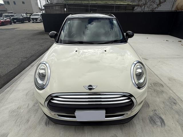 ＭＩＮＩ クーパーＤ　純正ナビ　Ｂカメラ　ペッパーパッケージ　ＥＴＣ　ＬＥＤランプ　ＬＥＤフォグ　１５ＡＷ　ワンオーナー車　禁煙車　アイドリングストップ　スモークガラス　ブラックルーフ　ブラックドアミラー（6枚目）