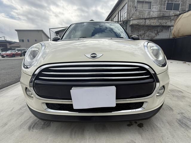 ＭＩＮＩ クーパーＤ　純正ナビ　Ｂカメラ　ペッパーパッケージ　ＥＴＣ　ＬＥＤランプ　ＬＥＤフォグ　１５ＡＷ　ワンオーナー車　禁煙車　アイドリングストップ　スモークガラス　ブラックルーフ　ブラックドアミラー（7枚目）