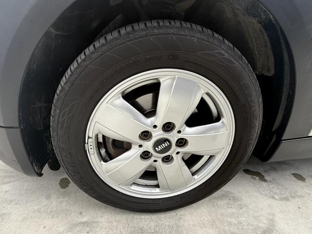 ＭＩＮＩ クーパーＤ　純正ナビ　Ｂカメラ　ペッパーパッケージ　ＥＴＣ　ＬＥＤランプ　ＬＥＤフォグ　１５ＡＷ　ワンオーナー車　禁煙車　アイドリングストップ　スモークガラス　ブラックルーフ　ブラックドアミラー（9枚目）