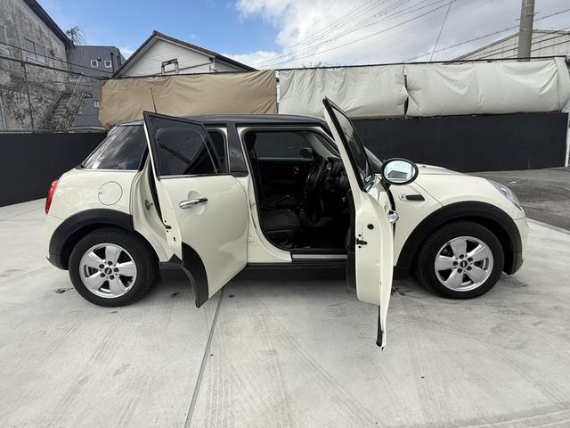 ＭＩＮＩ クーパーＤ　純正ナビ　Ｂカメラ　ペッパーパッケージ　ＥＴＣ　ＬＥＤランプ　ＬＥＤフォグ　１５ＡＷ　ワンオーナー車　禁煙車　アイドリングストップ　スモークガラス　ブラックルーフ　ブラックドアミラー（13枚目）