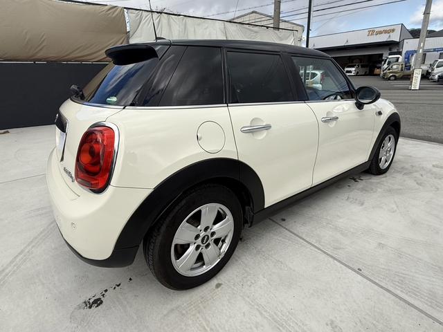 ＭＩＮＩ クーパーＤ　純正ナビ　Ｂカメラ　ペッパーパッケージ　ＥＴＣ　ＬＥＤランプ　ＬＥＤフォグ　１５ＡＷ　ワンオーナー車　禁煙車　アイドリングストップ　スモークガラス　ブラックルーフ　ブラックドアミラー（14枚目）