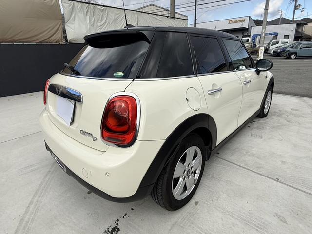 ＭＩＮＩ クーパーＤ　純正ナビ　Ｂカメラ　ペッパーパッケージ　ＥＴＣ　ＬＥＤランプ　ＬＥＤフォグ　１５ＡＷ　ワンオーナー車　禁煙車　アイドリングストップ　スモークガラス　ブラックルーフ　ブラックドアミラー（15枚目）