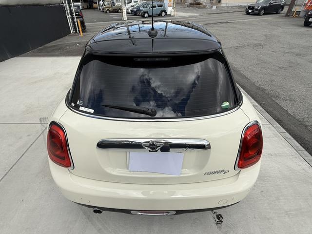 ＭＩＮＩ クーパーＤ　純正ナビ　Ｂカメラ　ペッパーパッケージ　ＥＴＣ　ＬＥＤランプ　ＬＥＤフォグ　１５ＡＷ　ワンオーナー車　禁煙車　アイドリングストップ　スモークガラス　ブラックルーフ　ブラックドアミラー（18枚目）