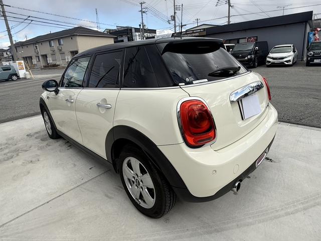 ＭＩＮＩ クーパーＤ　純正ナビ　Ｂカメラ　ペッパーパッケージ　ＥＴＣ　ＬＥＤランプ　ＬＥＤフォグ　１５ＡＷ　ワンオーナー車　禁煙車　アイドリングストップ　スモークガラス　ブラックルーフ　ブラックドアミラー（21枚目）