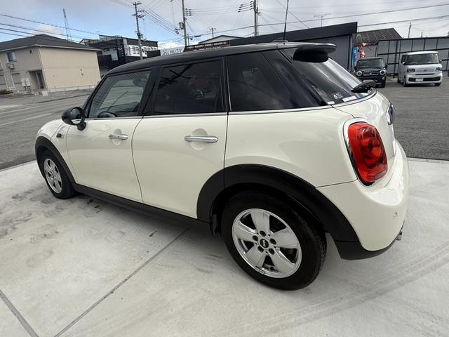 ＭＩＮＩ クーパーＤ　純正ナビ　Ｂカメラ　ペッパーパッケージ　ＥＴＣ　ＬＥＤランプ　ＬＥＤフォグ　１５ＡＷ　ワンオーナー車　禁煙車　アイドリングストップ　スモークガラス　ブラックルーフ　ブラックドアミラー（22枚目）