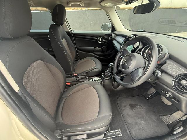 ＭＩＮＩ クーパーＤ　純正ナビ　Ｂカメラ　ペッパーパッケージ　ＥＴＣ　ＬＥＤランプ　ＬＥＤフォグ　１５ＡＷ　ワンオーナー車　禁煙車　アイドリングストップ　スモークガラス　ブラックルーフ　ブラックドアミラー（29枚目）