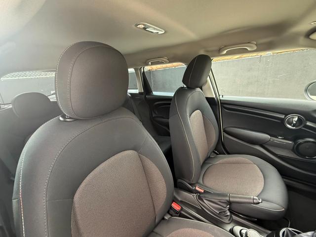 ＭＩＮＩ クーパーＤ　純正ナビ　Ｂカメラ　ペッパーパッケージ　ＥＴＣ　ＬＥＤランプ　ＬＥＤフォグ　１５ＡＷ　ワンオーナー車　禁煙車　アイドリングストップ　スモークガラス　ブラックルーフ　ブラックドアミラー（30枚目）