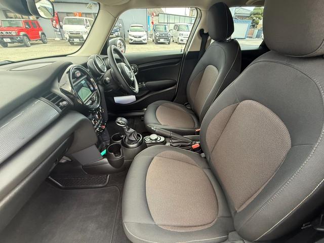 ＭＩＮＩ クーパーＤ　純正ナビ　Ｂカメラ　ペッパーパッケージ　ＥＴＣ　ＬＥＤランプ　ＬＥＤフォグ　１５ＡＷ　ワンオーナー車　禁煙車　アイドリングストップ　スモークガラス　ブラックルーフ　ブラックドアミラー（31枚目）