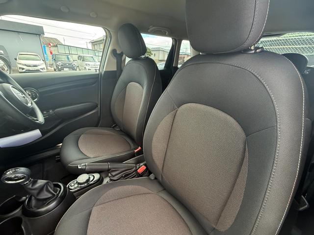 ＭＩＮＩ クーパーＤ　純正ナビ　Ｂカメラ　ペッパーパッケージ　ＥＴＣ　ＬＥＤランプ　ＬＥＤフォグ　１５ＡＷ　ワンオーナー車　禁煙車　アイドリングストップ　スモークガラス　ブラックルーフ　ブラックドアミラー（32枚目）