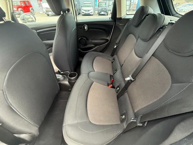 ＭＩＮＩ クーパーＤ　純正ナビ　Ｂカメラ　ペッパーパッケージ　ＥＴＣ　ＬＥＤランプ　ＬＥＤフォグ　１５ＡＷ　ワンオーナー車　禁煙車　アイドリングストップ　スモークガラス　ブラックルーフ　ブラックドアミラー（34枚目）