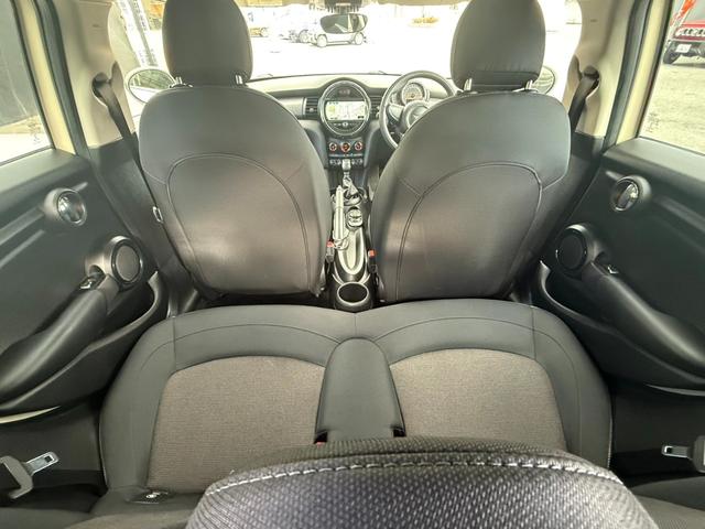 ＭＩＮＩ クーパーＤ　純正ナビ　Ｂカメラ　ペッパーパッケージ　ＥＴＣ　ＬＥＤランプ　ＬＥＤフォグ　１５ＡＷ　ワンオーナー車　禁煙車　アイドリングストップ　スモークガラス　ブラックルーフ　ブラックドアミラー（38枚目）