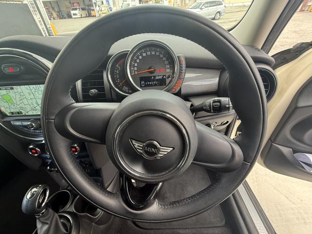 ＭＩＮＩ クーパーＤ　純正ナビ　Ｂカメラ　ペッパーパッケージ　ＥＴＣ　ＬＥＤランプ　ＬＥＤフォグ　１５ＡＷ　ワンオーナー車　禁煙車　アイドリングストップ　スモークガラス　ブラックルーフ　ブラックドアミラー（40枚目）