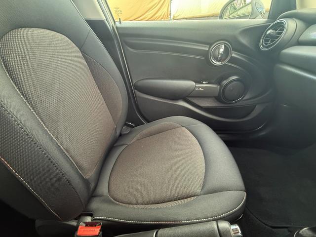 ＭＩＮＩ クーパーＤ　純正ナビ　Ｂカメラ　ペッパーパッケージ　ＥＴＣ　ＬＥＤランプ　ＬＥＤフォグ　１５ＡＷ　ワンオーナー車　禁煙車　アイドリングストップ　スモークガラス　ブラックルーフ　ブラックドアミラー（48枚目）