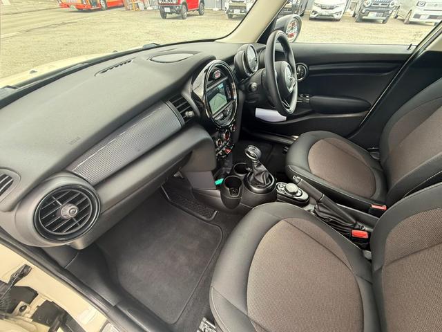 ＭＩＮＩ クーパーＤ　純正ナビ　Ｂカメラ　ペッパーパッケージ　ＥＴＣ　ＬＥＤランプ　ＬＥＤフォグ　１５ＡＷ　ワンオーナー車　禁煙車　アイドリングストップ　スモークガラス　ブラックルーフ　ブラックドアミラー（50枚目）