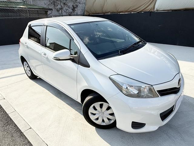 ヴィッツ Ｆ　スマイルエディション　純正ナビ　ＴＶ　ＥＴＣ　スマートエントリースタートシステム　イモビライザー　フロアマット　プライバシーガラス　ドアバイザー　電動格納ミラー　ユーザー下取り車　禁煙車　実走行　３万キロ台（2枚目）