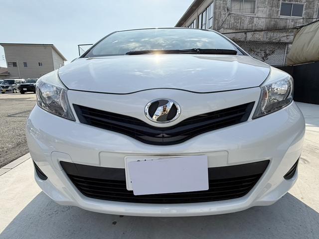 ヴィッツ Ｆ　スマイルエディション　純正ナビ　ＴＶ　ＥＴＣ　スマートエントリースタートシステム　イモビライザー　フロアマット　プライバシーガラス　ドアバイザー　電動格納ミラー　ユーザー下取り車　禁煙車　実走行　３万キロ台（7枚目）