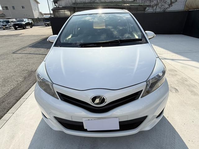 ヴィッツ Ｆ　スマイルエディション　純正ナビ　ＴＶ　ＥＴＣ　スマートエントリースタートシステム　イモビライザー　フロアマット　プライバシーガラス　ドアバイザー　電動格納ミラー　ユーザー下取り車　禁煙車　実走行　３万キロ台（8枚目）