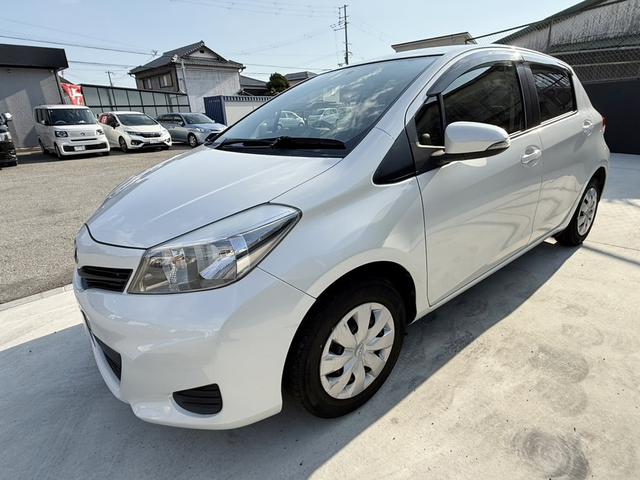 ヴィッツ Ｆ　スマイルエディション　純正ナビ　ＴＶ　ＥＴＣ　スマートエントリースタートシステム　イモビライザー　フロアマット　プライバシーガラス　ドアバイザー　電動格納ミラー　ユーザー下取り車　禁煙車　実走行　３万キロ台（9枚目）