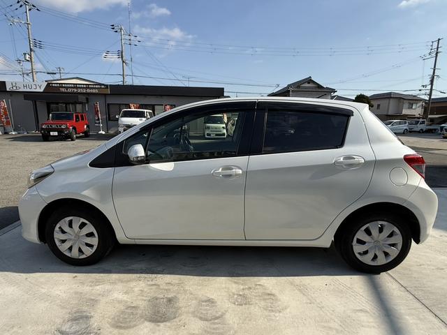 ヴィッツ Ｆ　スマイルエディション　純正ナビ　ＴＶ　ＥＴＣ　スマートエントリースタートシステム　イモビライザー　フロアマット　プライバシーガラス　ドアバイザー　電動格納ミラー　ユーザー下取り車　禁煙車　実走行　３万キロ台（14枚目）