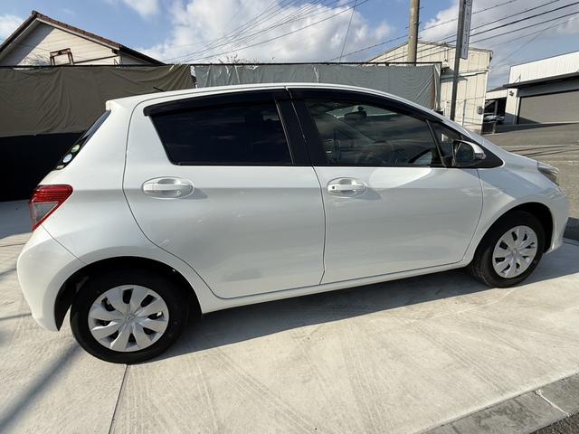 ヴィッツ Ｆ　スマイルエディション　純正ナビ　ＴＶ　ＥＴＣ　スマートエントリースタートシステム　イモビライザー　フロアマット　プライバシーガラス　ドアバイザー　電動格納ミラー　ユーザー下取り車　禁煙車　実走行　３万キロ台（17枚目）