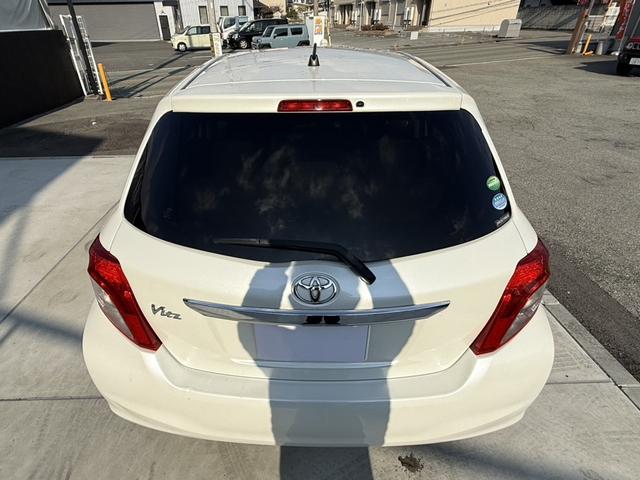 ヴィッツ Ｆ　スマイルエディション　純正ナビ　ＴＶ　ＥＴＣ　スマートエントリースタートシステム　イモビライザー　フロアマット　プライバシーガラス　ドアバイザー　電動格納ミラー　ユーザー下取り車　禁煙車　実走行　３万キロ台（23枚目）