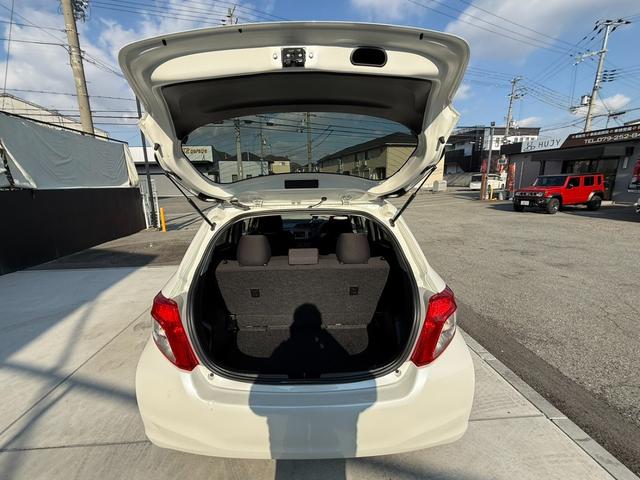 ヴィッツ Ｆ　スマイルエディション　純正ナビ　ＴＶ　ＥＴＣ　スマートエントリースタートシステム　イモビライザー　フロアマット　プライバシーガラス　ドアバイザー　電動格納ミラー　ユーザー下取り車　禁煙車　実走行　３万キロ台（24枚目）