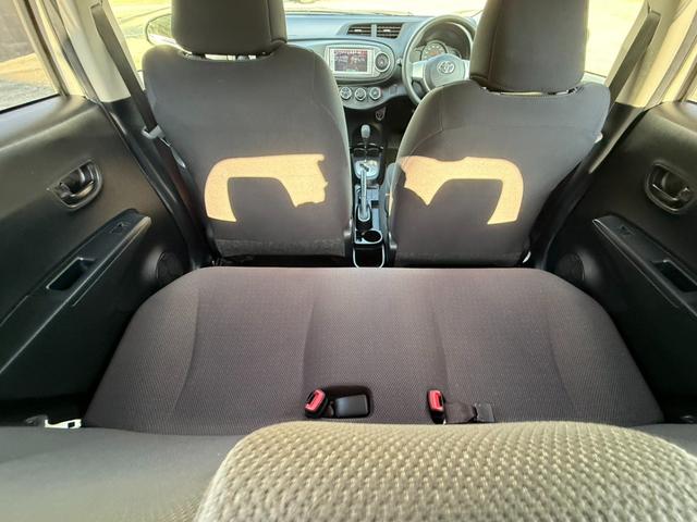 ヴィッツ Ｆ　スマイルエディション　純正ナビ　ＴＶ　ＥＴＣ　スマートエントリースタートシステム　イモビライザー　フロアマット　プライバシーガラス　ドアバイザー　電動格納ミラー　ユーザー下取り車　禁煙車　実走行　３万キロ台（27枚目）