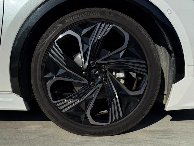 プリウス Ｚ　モデリスタエアロＦＳＲ　モデリスタ１９ＡＷ・サイドガーニッシュ・シグネチャーイルミ　パノラマルーフ　ＥＴＣ２．０　ＢＳＭ　１２．３型ＤＡナビＴＶ　３６０ビュー　パワートランク　シートベンチレーション（6枚目）