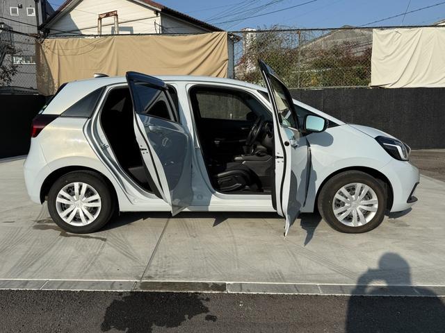 フィット ｅ：ＨＥＶホーム　純正９型プレミアムインターナビＴＶ　Ｂカメラ　ワンオーナー　禁煙　ドラレコ前後　ハーフレザー　革巻きハンドル　ソナー　ホンダセンシング　ＬＥＤランプ　スマートキー　ＵＳＢ端子　シャークフィンアンテナ（12枚目）