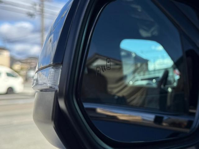 �q�u���C���h�X�|�b�g���j�^�[�r�Z���T�[�ɂ���Ďԗ�����̎��p�𑖂�ԗ������m���h���C�o�[�Ɍx�����Ă����@�\�ł��B�}�ڋ߂��Ă���ԗ��̑��݂��x�����Ă����̂œ��ɍ������H�𑖍s����ۂɕ֗��ȋ@�\�ł���