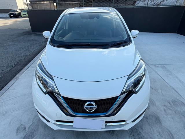 ノート ｅ－パワー　メダリスト　純正ナビＴＶ　Ｂカメラ　ＥＴＣ　ミラー型ドラレコ　ソナーＦＲ　ＡＣＣ　車線逸脱防止支援　エマージェンシーブレーキ　禁煙車　ＬＥＤランプ　ハイビームアシスト　革巻きハンドル　ステアスイッチ　１５ＡＷ（6枚目）