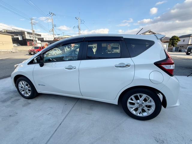 ノート ｅ－パワー　メダリスト　純正ナビＴＶ　Ｂカメラ　ＥＴＣ　ミラー型ドラレコ　ソナーＦＲ　ＡＣＣ　車線逸脱防止支援　エマージェンシーブレーキ　禁煙車　ＬＥＤランプ　ハイビームアシスト　革巻きハンドル　ステアスイッチ　１５ＡＷ（22枚目）