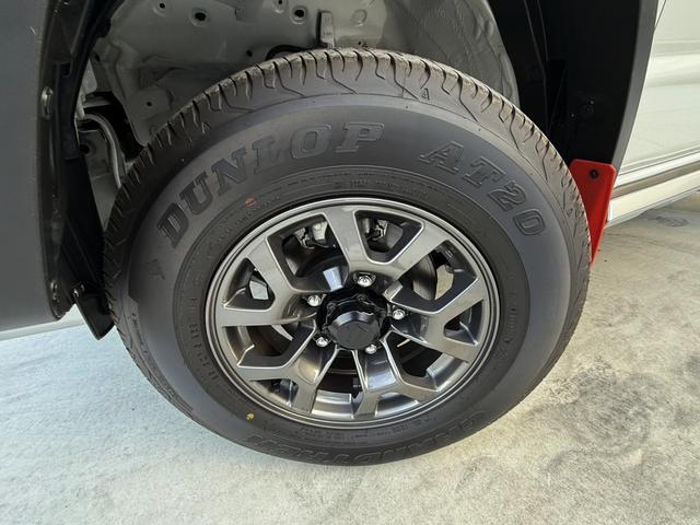 ���������̑�\�Ƃ��ăA���~�z�C�[���𑕒����Ă���܂��B�S�z�C�[���Ɣ�r���ā@�z�C�[���̍d�x���������ߑ��s����萫�ɗD��@�X�ɑ��s���̃z�C�[���̂䂪�݂����Ȃ��ׁ@�R��\�����サ�܂�