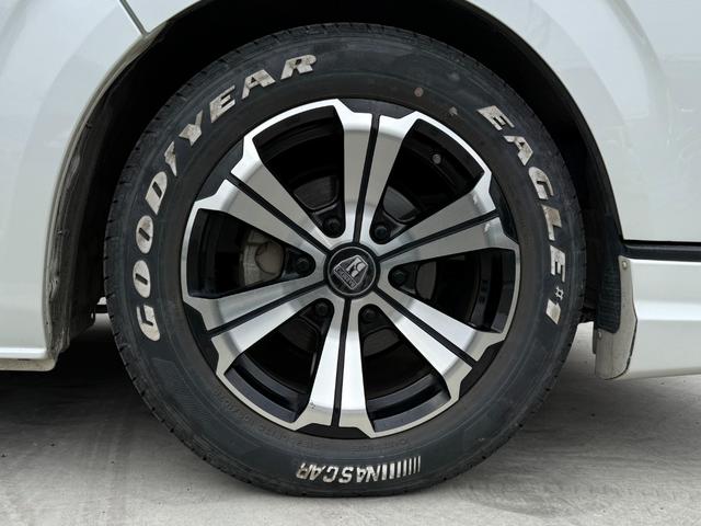 ハイエースバン スーパーＧＬ　ダークプライムＩＩ　アルパインフローティングナビＴＶ　リアモニター　両側パパワスラ　デジタルミラー　３６０度ビュー　ソナーＦＲ　ベッドキッド　ドラレコ　ＬＥＤ　リアスピーカー　Ｆエアロ　１７ＡＷ（12枚目）