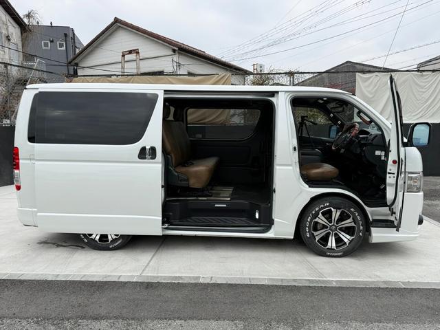 ハイエースバン スーパーＧＬ　ダークプライムＩＩ　アルパインフローティングナビＴＶ　リアモニター　両側パパワスラ　デジタルミラー　３６０度ビュー　ソナーＦＲ　ベッドキッド　ドラレコ　ＬＥＤ　リアスピーカー　Ｆエアロ　１７ＡＷ（14枚目）