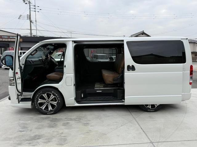 ハイエースバン スーパーＧＬ　ダークプライムＩＩ　アルパインフローティングナビＴＶ　リアモニター　両側パパワスラ　デジタルミラー　３６０度ビュー　ソナーＦＲ　ベッドキッド　ドラレコ　ＬＥＤ　リアスピーカー　Ｆエアロ　１７ＡＷ（16枚目）