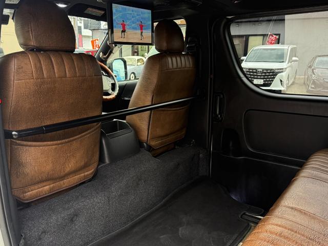 ハイエースバン スーパーＧＬ　ダークプライムＩＩ　アルパインフローティングナビＴＶ　リアモニター　両側パパワスラ　デジタルミラー　３６０度ビュー　ソナーＦＲ　ベッドキッド　ドラレコ　ＬＥＤ　リアスピーカー　Ｆエアロ　１７ＡＷ（46枚目）