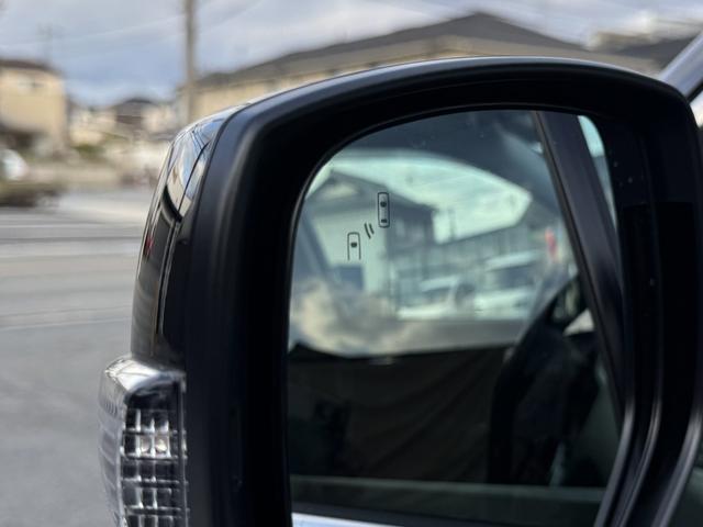 �q�u���C���h�X�|�b�g���j�^�[�r�Z���T�[�ɂ���Ďԗ�����̎��p�𑖂�ԗ������m���h���C�o�[�Ɍx�����Ă����@�\�ł��B�}�ڋ߂��Ă���ԗ��̑��݂��x�����Ă����̂œ��ɍ������H�𑖍s����ۂɕ֗��ȋ@�\�ł���