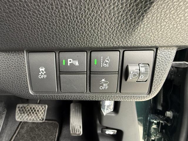 �Փˌy���u���[�L�����ԁ��^�]�҂̃u���[�L���삪�x�ꂽ���ɁA�O���̒�~�ԗ��ɏՓ˂��邨���ꂪ����ꍇ�A�x�񉹂ƃ��[�^�[�\���Ōx�����A�����I�Ƀu���[�L�������ďՓ˂�����A�܂��͔�Q���y�����܂���