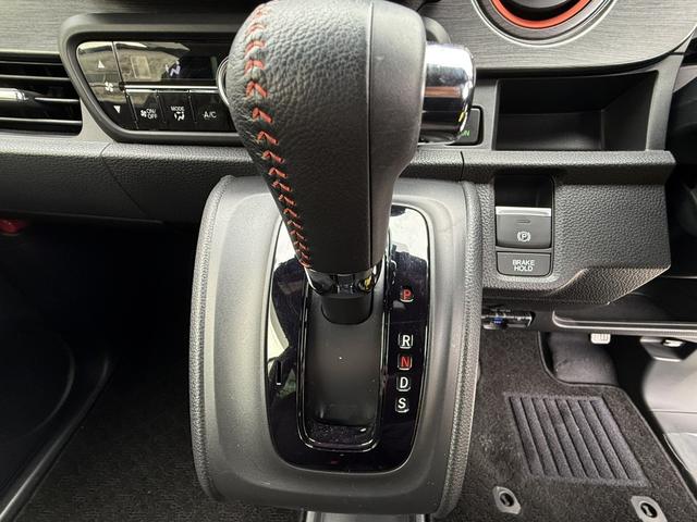 �q�d���p�[�L���O�u���[�L�r�X�C�b�`�ЂƂŃp�[�L���O�u���[�L�������邱�Ƃ��ł��܂��B�n���h�u���[�L��y�_�����p�[�L���O�u���[�L�����͂����炸�A������ȒP�ł���