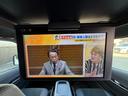 フリップダウンモニター装着車ですので、後部座席でもTVやDVDが見れて楽しめます♪小さいお子様がいる方も好きな映像が見れますのでかなりオススメです♪長時間のドライブも楽しくなりますね